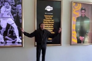 湖人新秀卡尔来到球队报道！GM和老板珍妮隆重迎接！