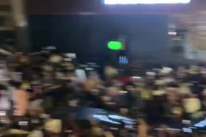尼克斯夺冠后，在纽约的球迷集体在街头高喊：“法克文班”！