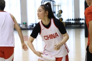 独特热身法！中国女篮以飞盘活动身体，全面锻炼预判、反应、专注与协作
