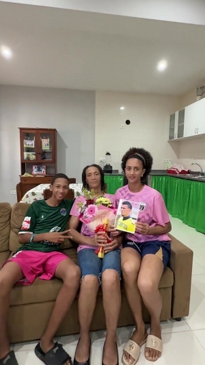 佛得角华人分享视频：协助沃齐尼亚母亲办理赴美手续，昨赴机场送别