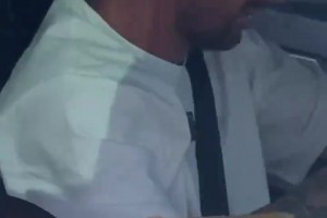 球迷将球衣扔给梅西，梅西却微笑捡起球衣签上名字，然后递了回去