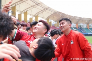 一线队开放日:球员球迷亲密互动