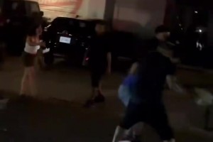 马刺球迷的复仇？一位身穿尤因球衣的尼克斯球迷被马刺球迷暴揍！