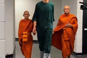真少林武僧？国外球迷用AI恶搞：文班在两位僧人护送下入场