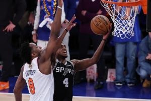 福克斯进场学习……WNBA球员关键时刻未上篮被判犯规 解说提及福克斯