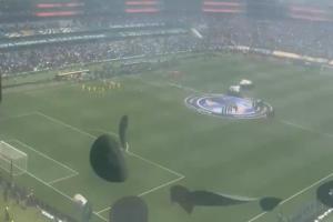 FIFA看台座椅摆放彩色纸帽,球迷开球前便热情扔掷