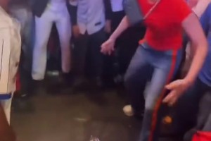 笑死我了！纽约女球迷太疯狂了
