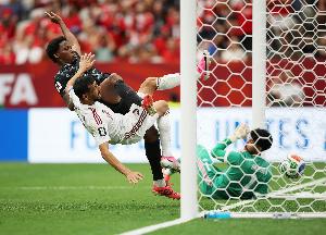 戴维连进两球，加拿大以3-0领先人数不足的卡塔尔