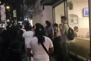 太乱了！尼克斯球迷赛后痛扁刺蜜！马刺球员输了&球迷也输了