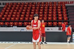 大战前夕轻松一下！杨瀚森踩场训练三分球2投0中 徐昕旁侧戏谑