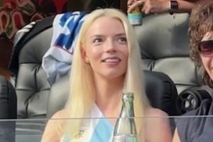 美英阿三国籍女演员安雅·泰勒-乔伊出席世界杯观赛，身着阿根廷风格服饰