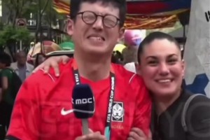 意外福利！韩国记者被墨西哥女球迷强吻，害羞反应全网疯传