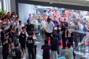 字母哥现身奇瑞4S店，一进门全场高喊MVP！