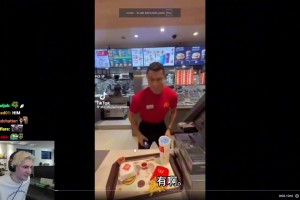 外网博主难绷葡萄牙爆冷后，C罗被人整活麦当劳卖薯条的视频
