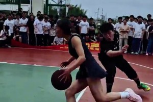动作太夸张了！这是球技最好的女老师了吧？