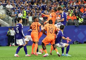 镰田大地调侃小川航基：进球是我的，你庆祝那么欢快