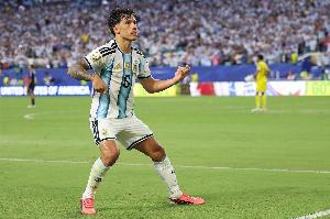 阿根廷险胜晋级，成为本世纪第三支晋级世界杯16强的卫冕冠军队