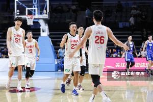 记者:男篮以挡拆创造进攻空间,优势明显,但低位强攻仍有空间障碍