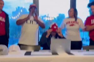 2027届五星控卫Davion Thompson承诺加盟NCAA阿肯色大学