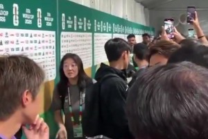 杀人诛心！韩国球员赛后采访时遭南非球员贴脸唱歌导致冲突