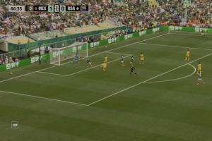 墨西哥以2-0领先人数为十的南非!35岁球员希门尼斯头球进球,赛后激动落泪