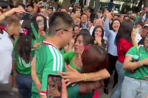 韩流影响力！墨西哥女球迷们抢着和韩国男球迷接吻