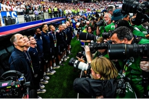 图赫尔对FIFA表示不满:国歌播放时身前50名摄影师直视,这影响了我的感受