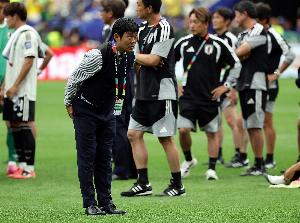 日本队在巴西被淘汰！主帅森保一及球员赛后鞠躬，向客场球迷道歉