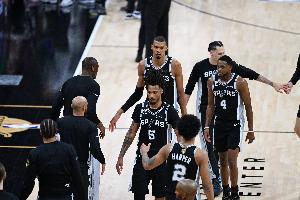 大Q：马刺本有机会轻松取得3-1领先，年轻不是理由，他们总犯决策错误