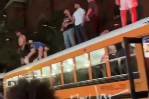 纽约变哥谭市！纽约人疯狂打砸抢烧纽约市，为尼克斯庆祝！