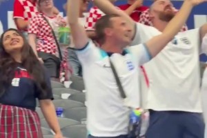 嗨翻了！英格兰4-2胜克罗地亚！英格兰球迷高举大力神杯庆祝