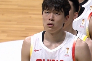 杨健：这场比赛杨瀚森应在篮下称霸，今日观感让他G联盟表现重现