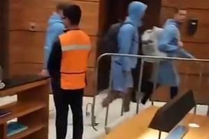 英格兰抵达墨西哥酒店，遭遇数百球迷嘘声