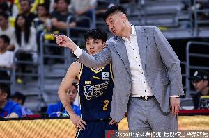 解说：杜锋适应了以往严格的交流风格，目前外援受限本土球员情况