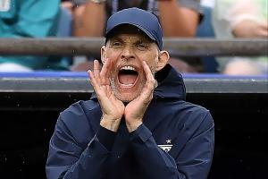 图赫尔赛后对朝斯彭斯大声指导：防守端表现不错，进攻需更主动