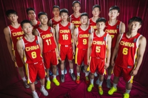 媒体人评论：对方身体对抗激烈，国青队员应对略显困惑