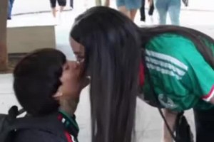 墨西哥女球迷骄傲对着镜头说：我亲吻了一个韩国人